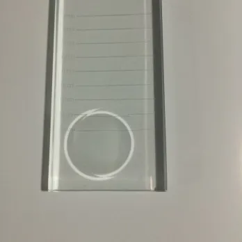 Glasstein mit Scala & Vertiefung