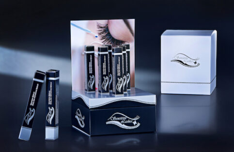 Display gefüllt mit 6 Wimpernserum